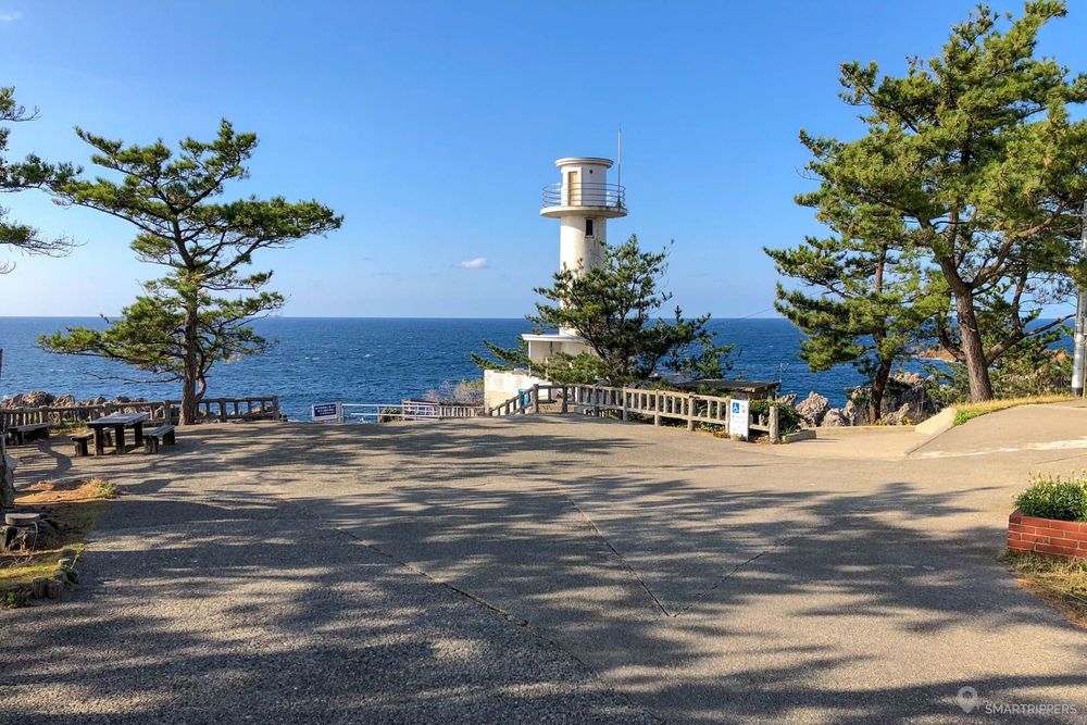 Plateforme avec son phare.