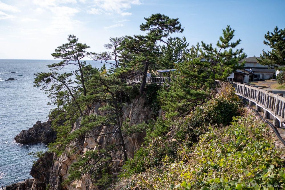 Petites falaises près de l'embarcadère.