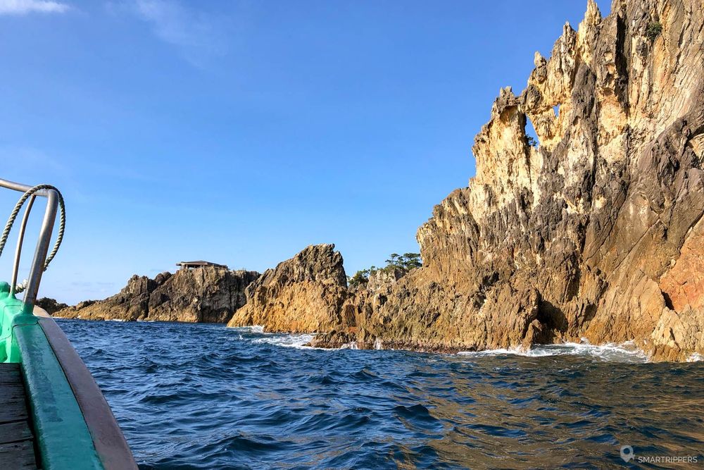 Une autre vue de la côte depuis le bateau.