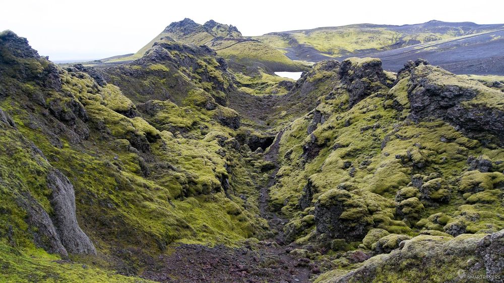 La faille traverse le cratère et le sentier la suit. Au centre on voit bien les gros trous.