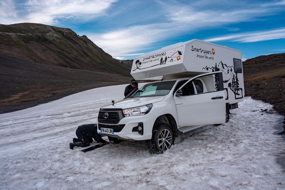 Notre cellule bloquée par la neige molle dans la descente après le col.