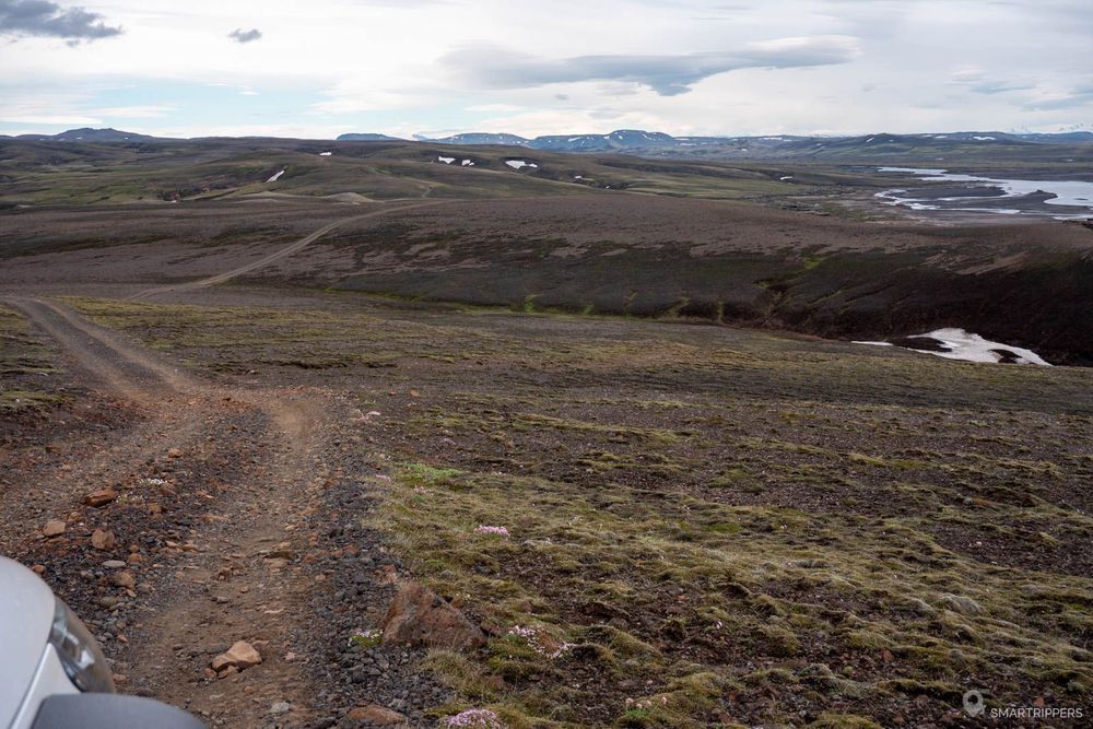 La piste s'avance en longeant la rivière d'assez loin.