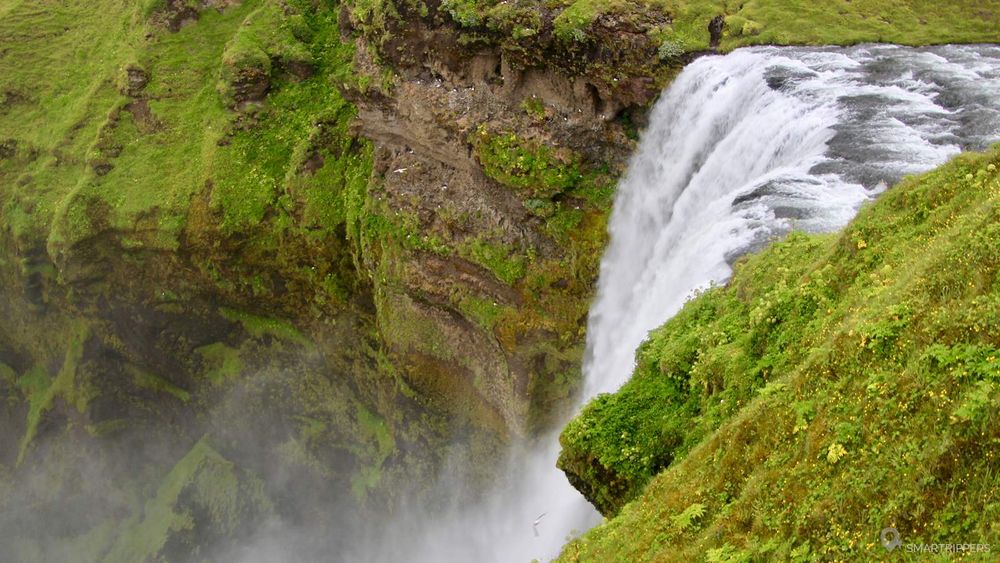 Vue sur Skógafoss depuis la passerelle métallique