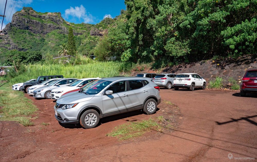 Le petit parking. En fond on devine la tête du géant endormi.