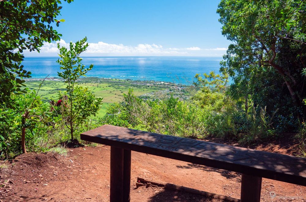 Point de vue sur Kapaa derrière les tables de pique-nique.