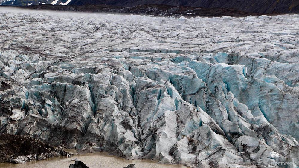 Les crevasses sont nombreuses, cisaillant la glace