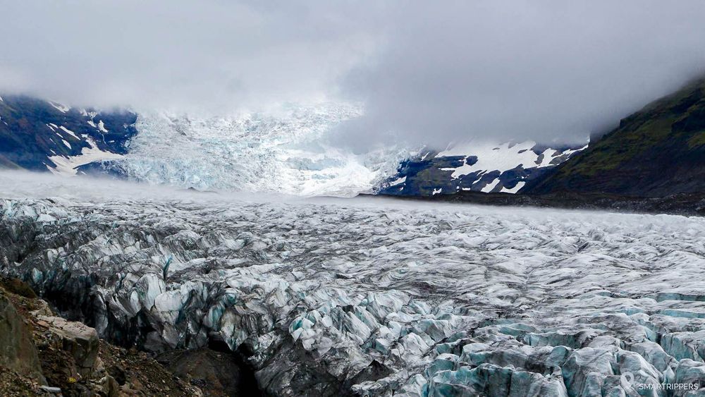 Le glacier prend de l'altitude au loin