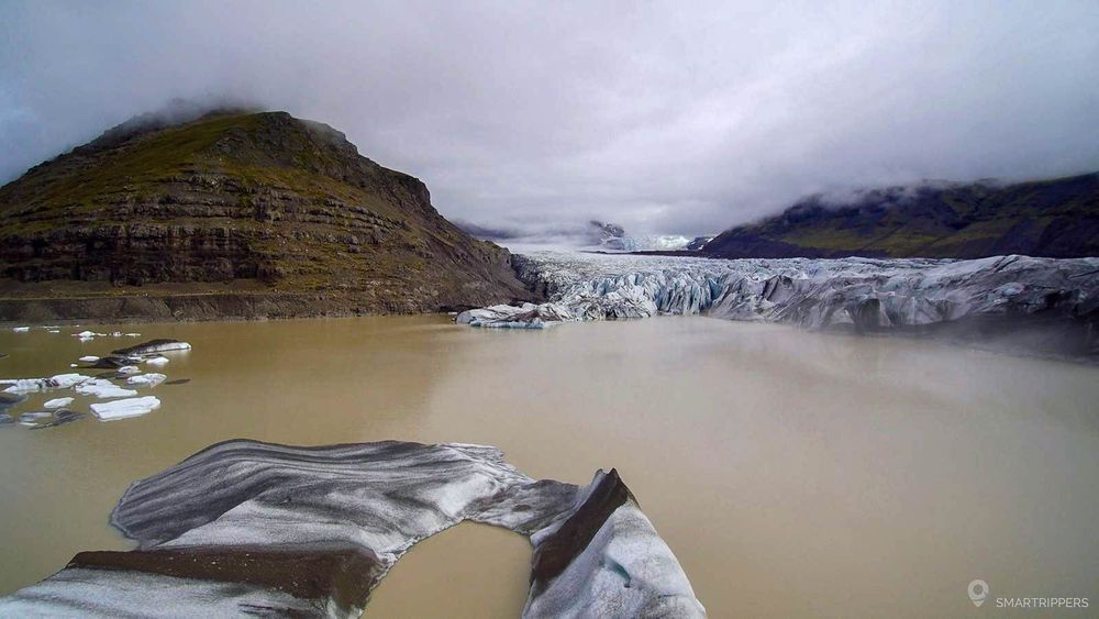 Le lac est formé par la fonte du glacier