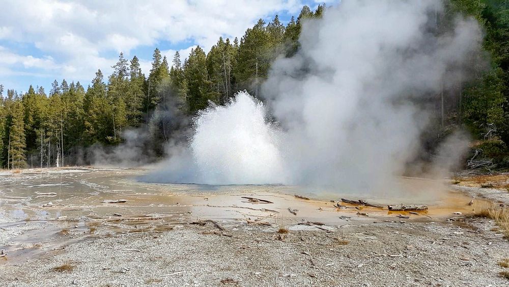 La brève éruption de Solitary Geyser.
