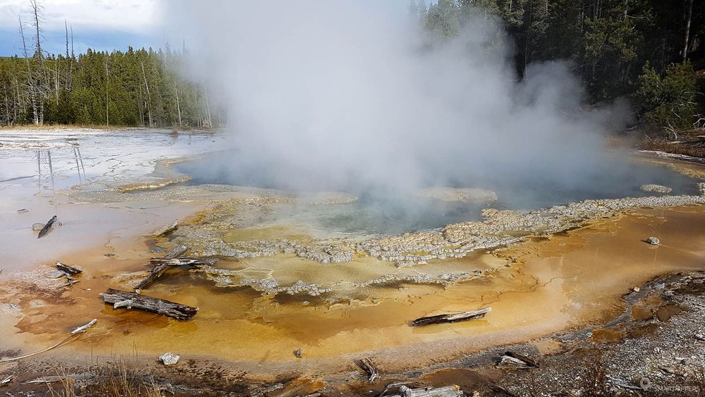 Jolies couleurs orangées au pied de Solitary Geyser.
