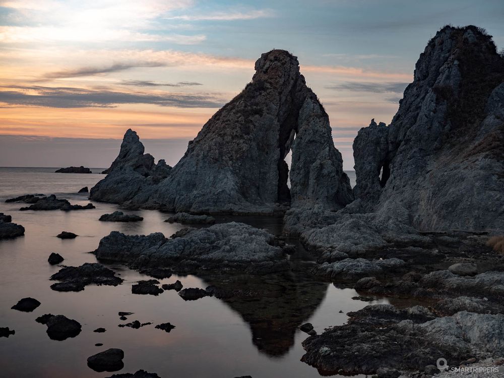 Soleil couchant sur les rochers au nord de l'île de Sado.