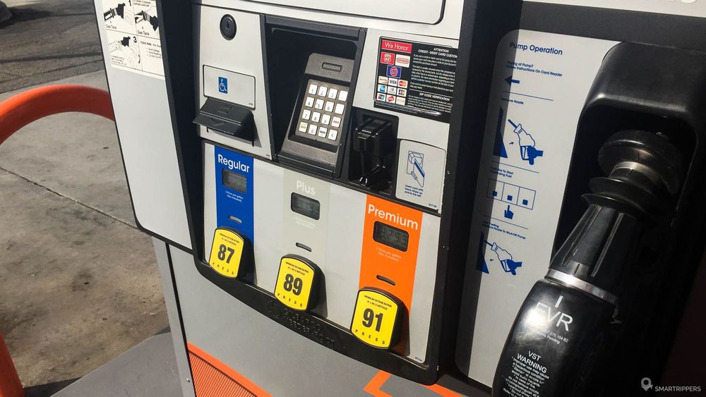 Borne automatique avec 3 boutons de sélection pour les carburants essence.