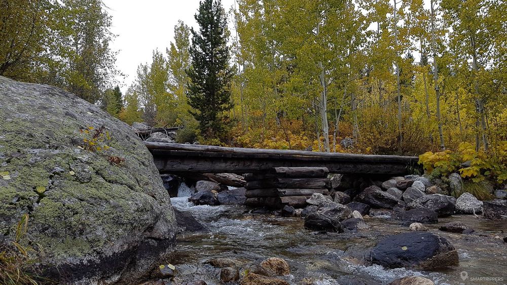 Le pont de bois qui permet de traverser la rivière.