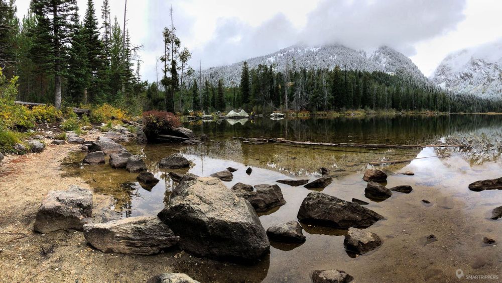 Sur le sentier de randonnée qui longe le magnifique Taggart lake.