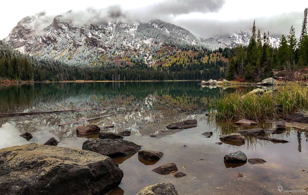 De l'autre côté les reflets émeraudes sont superbes avec les montagnes en arrière plan.