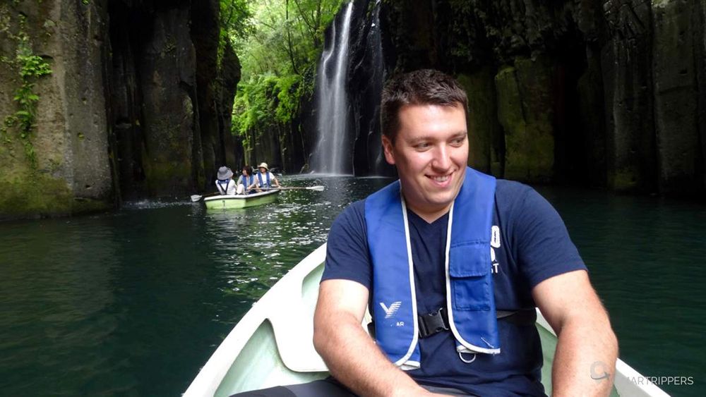 Flo manoeuvre la barque pour nous emmener dans les gorges