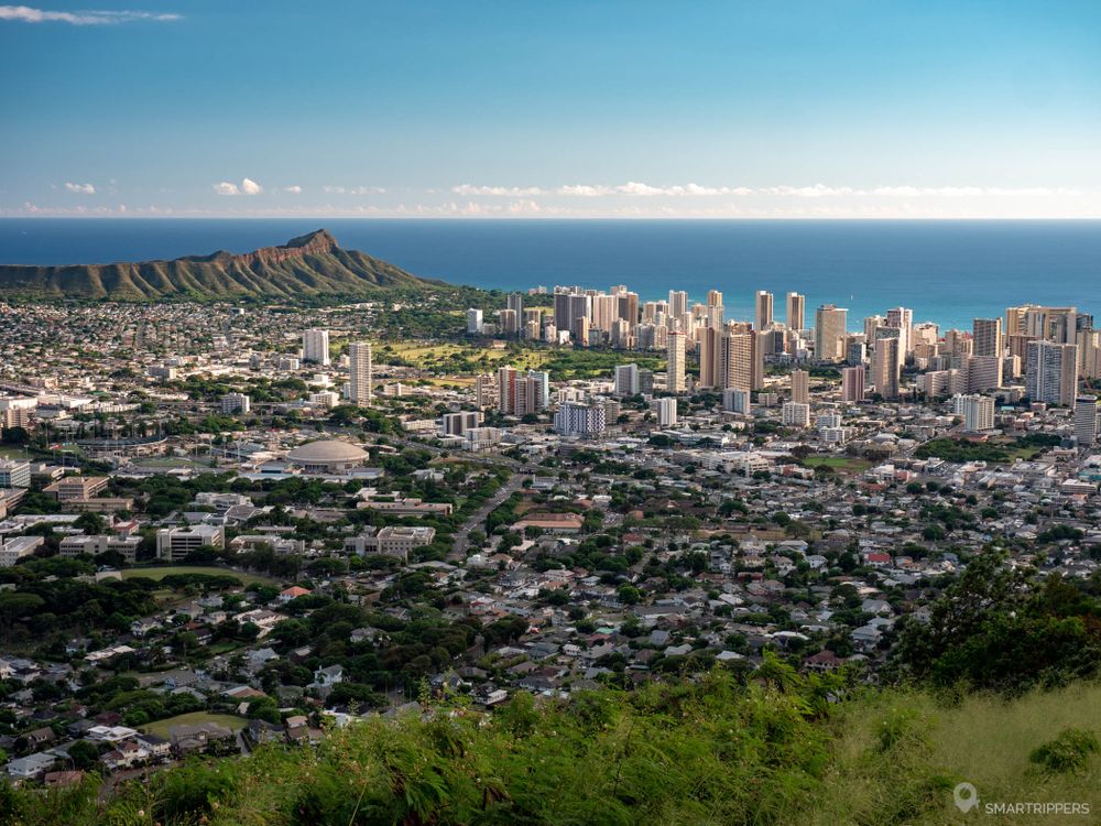 Vue sur Honolulu et Diamond Head depuis les hauteurs du Tantalus Lookout.