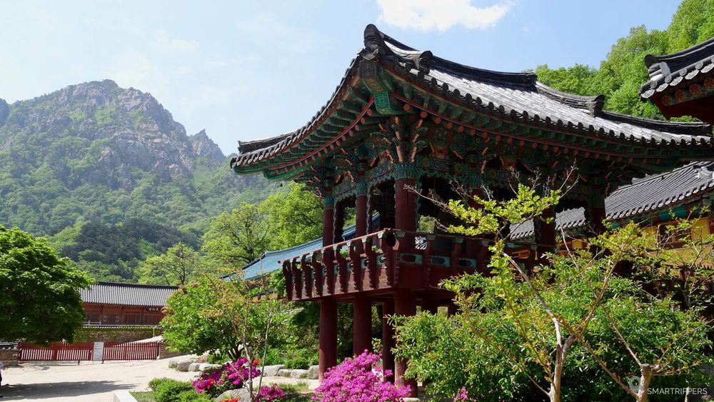 L'un des bâtiments du temple Sinheungsa au Seoraksan.