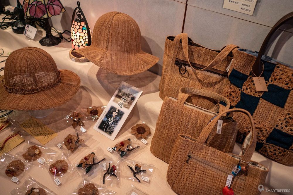 Accessoires tissés en fibres et résine de hêtre.