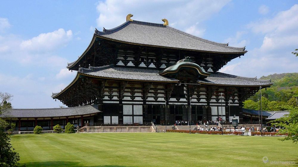 Le hall du Daibutsu-den est vraiment impressionnant! Regardez la taille des personnes au niveau des portes!