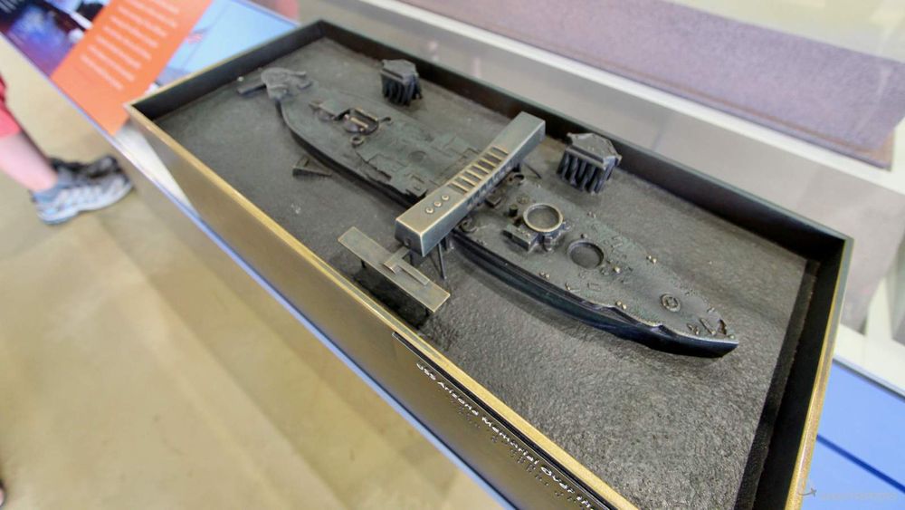 Maquette de l'USS Arizona sur lequel a été érigé le mémorial.