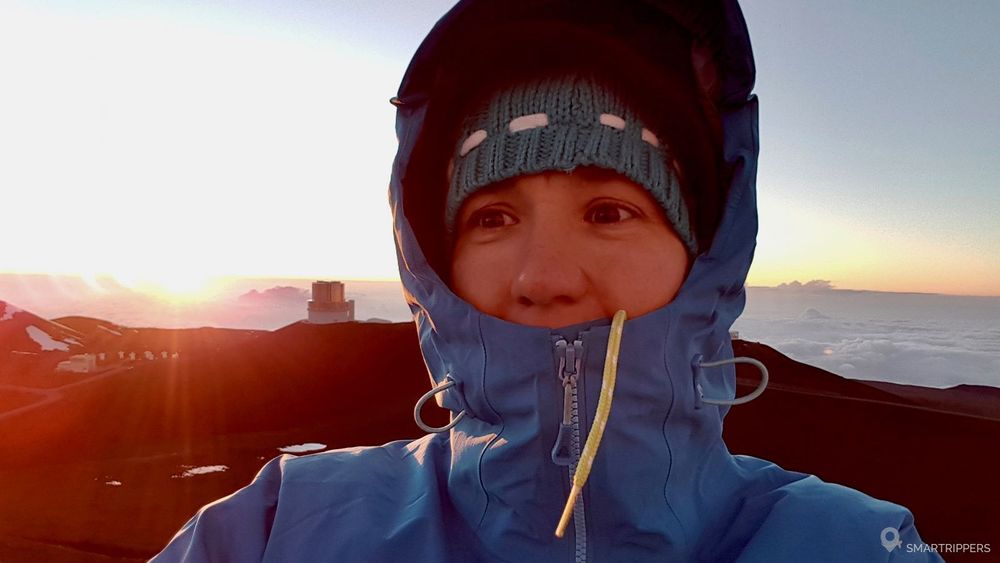 Sandrine dans sa tenue de froid polaire au sommet du Mauna Kea (et c'était limite!).