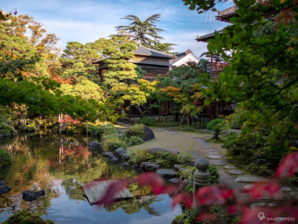 La villa Saitou au coeur de son jardin.