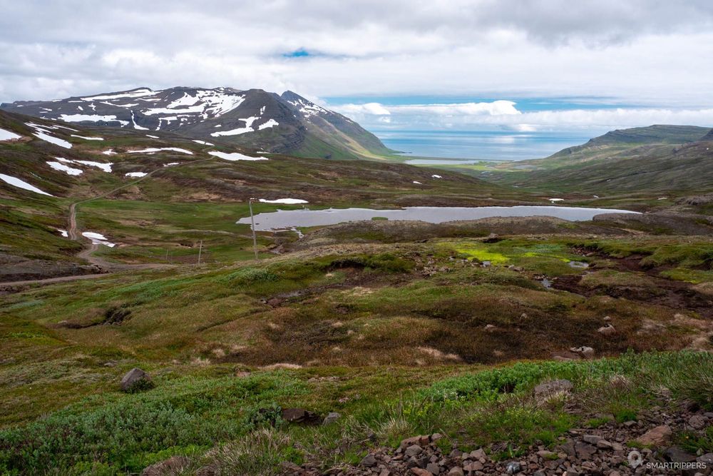 Vue sur Vöðlavík depuis la piste.