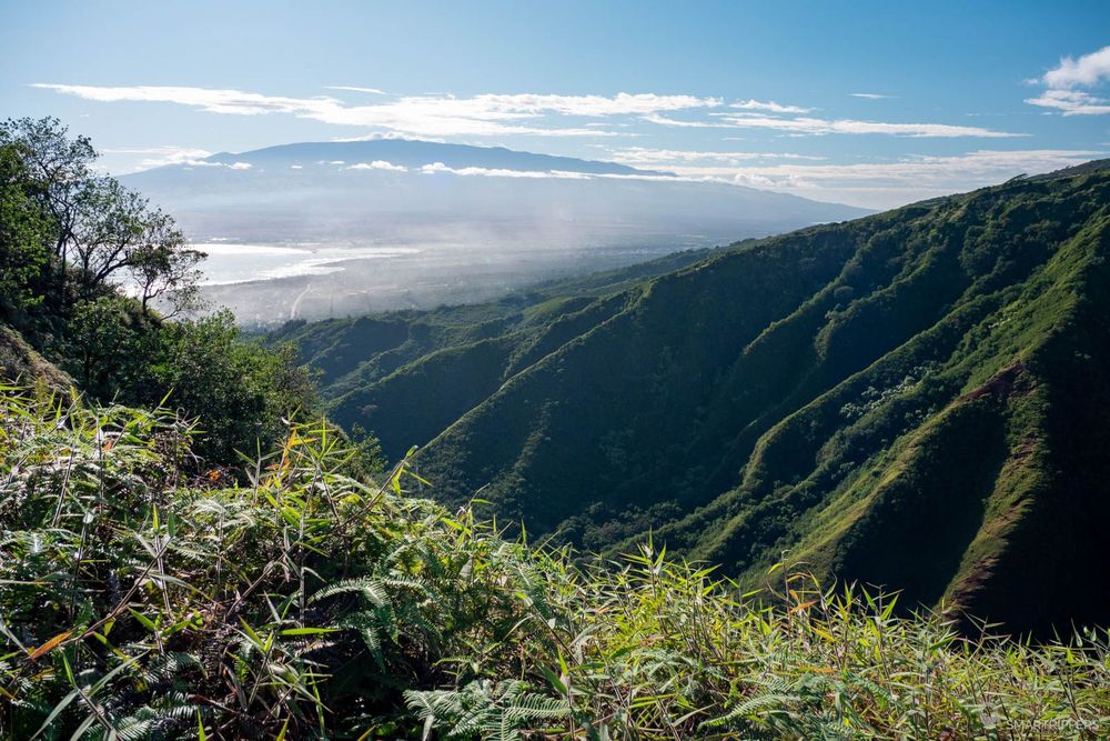 La vue sur Kahului et le Haleakalā en arrière plan.