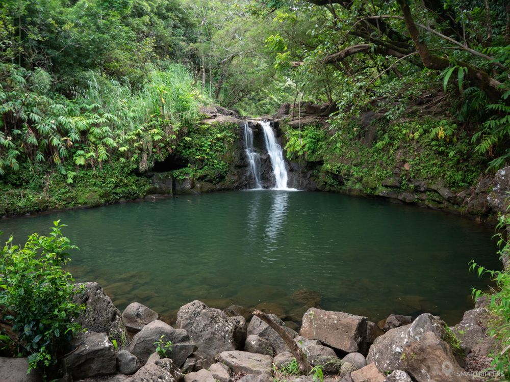 La Wakamoi waterfall et son bassin émeraude.