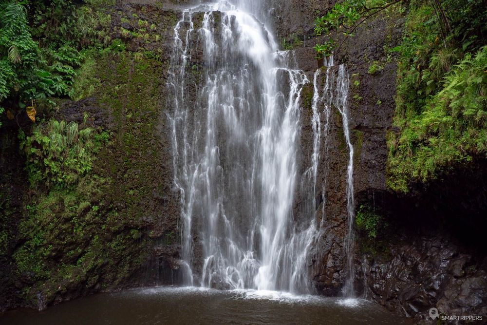 La cascade photographiée au bord du bassin.
