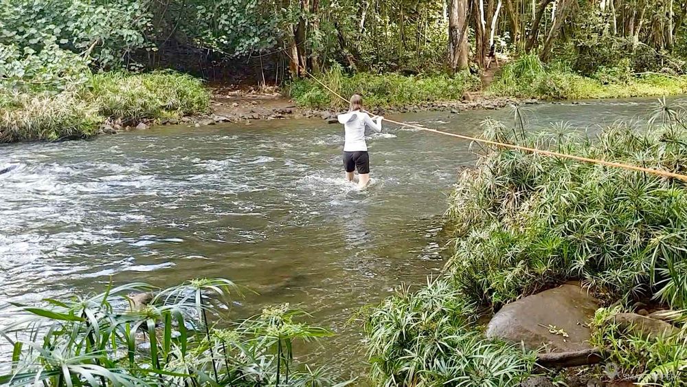 Moi en train de traverser la Wailua river.