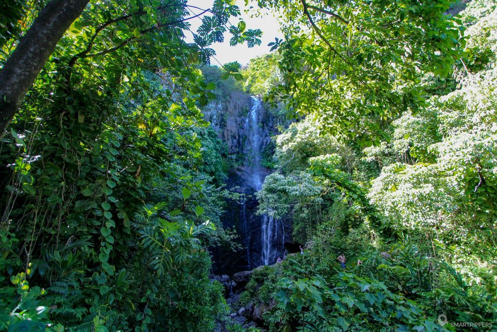 La cascade depuis le bord de la route de Hāna.