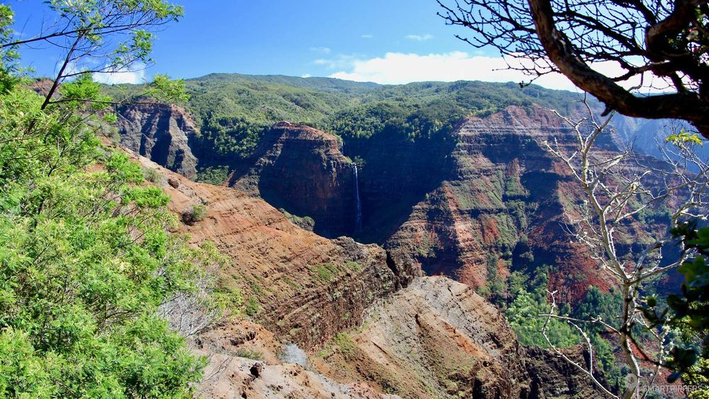 Vue non loin du Pu'u Ka Pele Lookout. Au fond on devine les Waipo'o Falls.