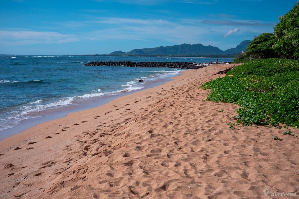 La plage de Waipouli au niveau du Waipouli Beach Resort.