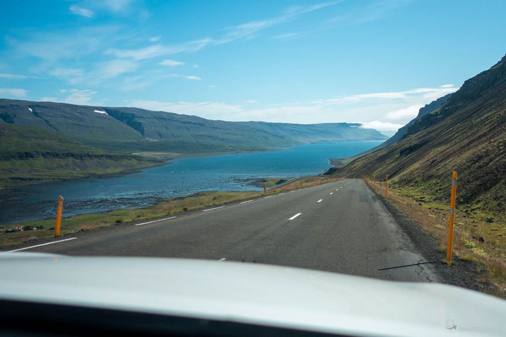 La route 60 longe les nombreux fjords.