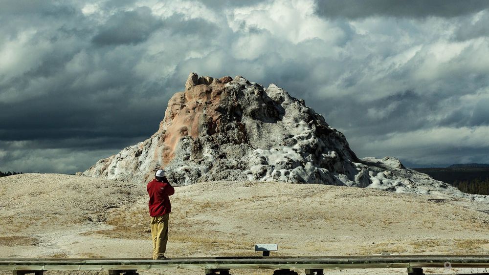L'imposant cône de White Dome Geyser.