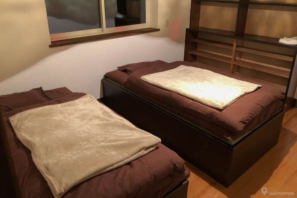 La chambre avec futons sur lit.
