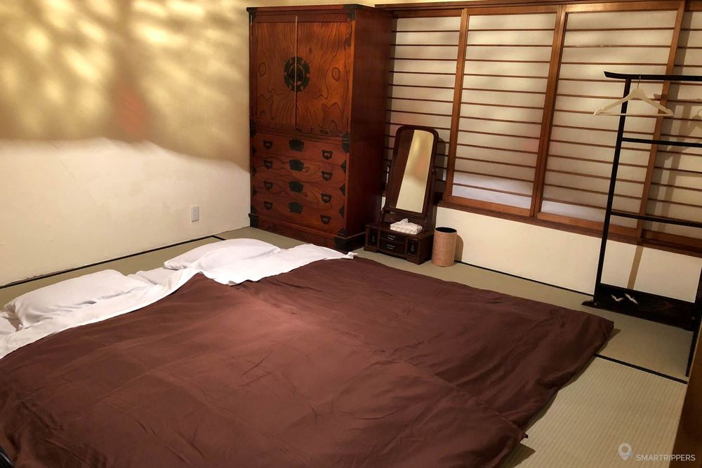 Notre chambre avec futons au sol.